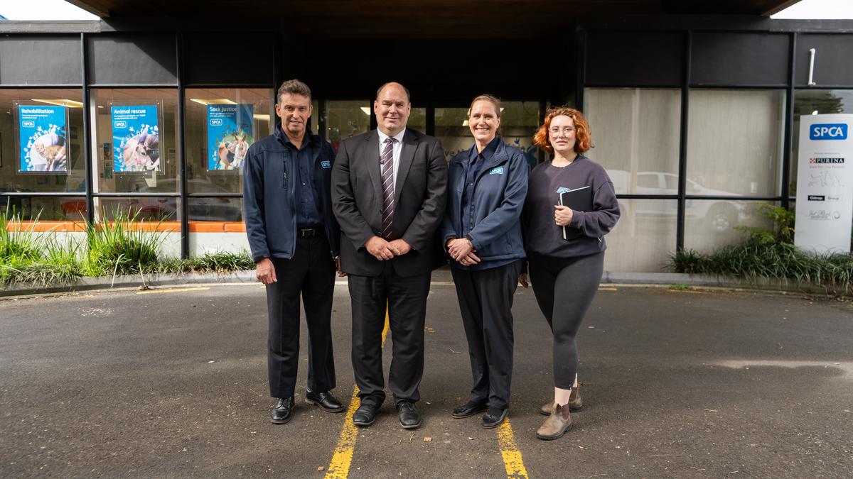 Minister Andrew Hoggard visits SPCA's Māngere Centre