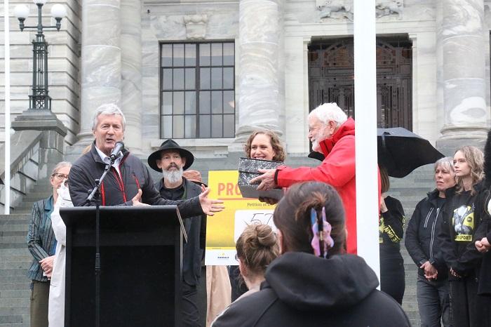 The petition to protect the ban on live exports by sea reached 57,357 signatures